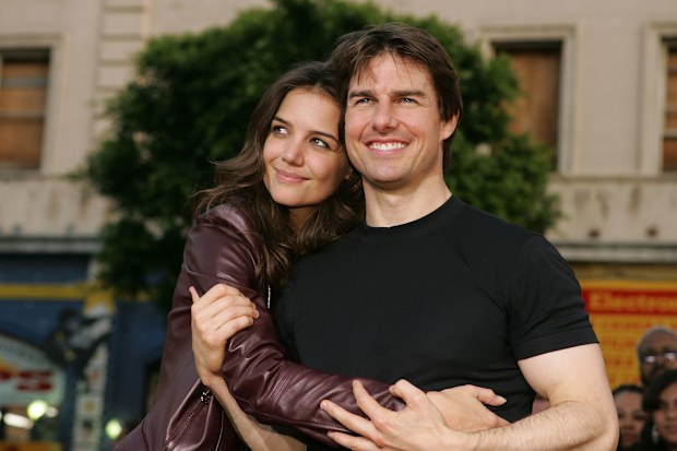 Tom Cruise and Katie Holmes arrive at the Los Angeles Fan Screening of War of the Worlds at the Grauman's Chinese Theatre on June 27, 2005 in Hollywood, California.