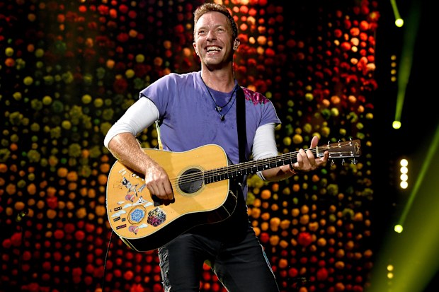 Chris Martin, concert, stage, guitar