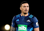 Sonny Bill Williams with tape covering the Bank of New Zealand logo on the collar of his Blues jersey in 2017.
