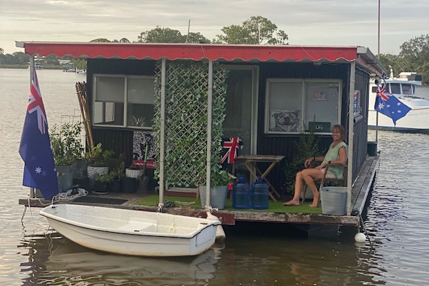 Noosa River boat evictions - Sally Hayes home