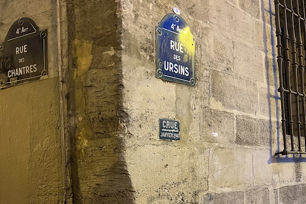 Flood lines on buildings in Paris
