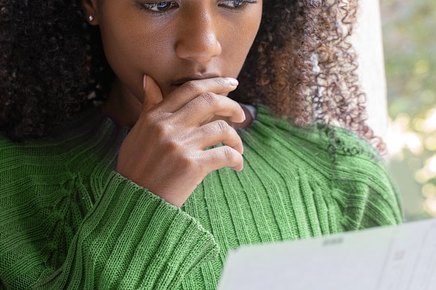 Worried woman reading note