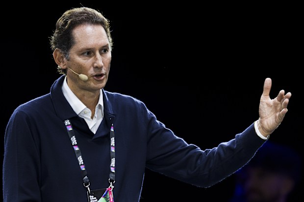 OGR, TURÍN, ITALIA - 03/10/2025: John Elkann, presidente de Stellantis, habla en el escenario durante la Semana Tecnológica Italiana 2025. La Semana Tecnológica Italiana es uno de los eventos tecnológicos más importantes de Europa y reúne a más de 15.000 participantes y más de 150 oradores internacionales para discutir los últimos avances en IA, espacio, clima, movilidad y salud. (Foto de Nicolò Campo/LightRocket vía Getty Images)