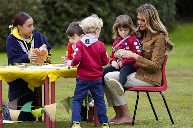 U.S. first lady Melania Trump interacts with children during her tour to the Frogmore Cottage with Britain's Catherine, Princess of Wales,  in Windsor, Britain, September 18, 2025. REUTERS/Nathan Howard/Pool