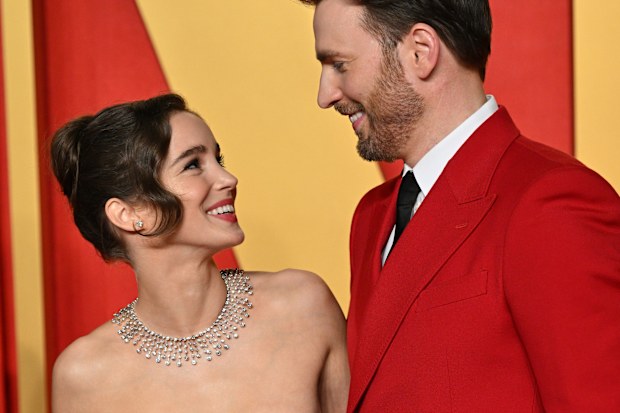Alba Baptista and Chris Evans attend the 2024 Vanity Fair Oscar Party Hosted By Radhika Jones at Wallis Annenberg Center for the Performing Arts on March 10, 2024 in Beverly Hills, California.