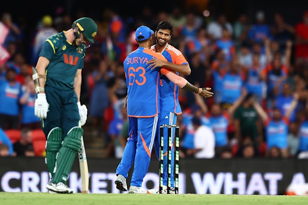 Washington Sundar dell'India festeggia dopo aver licenziato Marcus Stoinis dell'Australia durante la quarta partita della T20 International Series tra Australia e India al People First Stadium il 6 novembre 2025 a Gold Coast, Australia. (Foto di Chris Hyde/Getty Images)