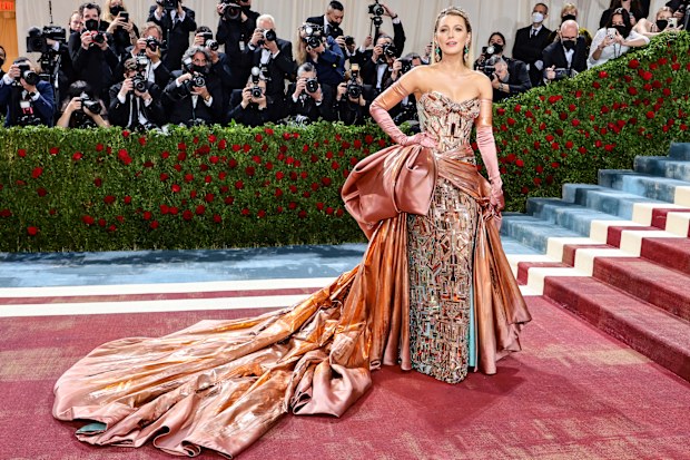 blake lively lady liberty dress Blake Lively Fixes Her Met Gala Dress on Display at Kensington Palace