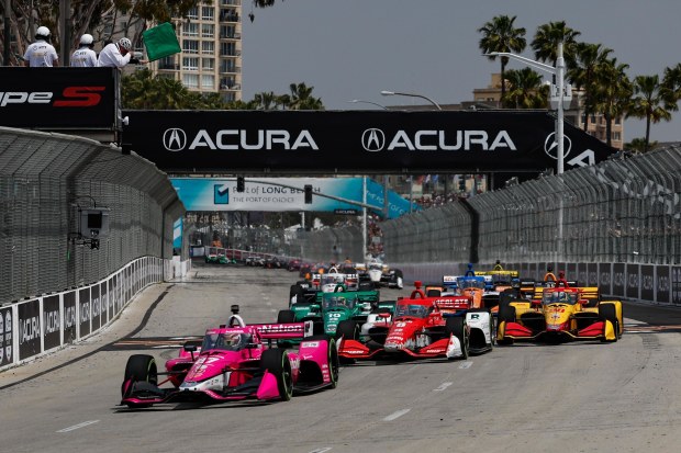 Kyle Kirkwood leads the field to green, followed closely by Marcus Ericsson and Romain Grosjean. 