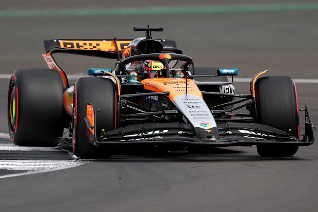 Oscar Piastri, 2025 Britanya Grand Prix'sinde sıralama turlarında.