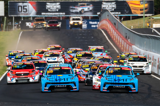 The start of the third TCR World Tour/TCR Australia Series race at Mount Panorama.