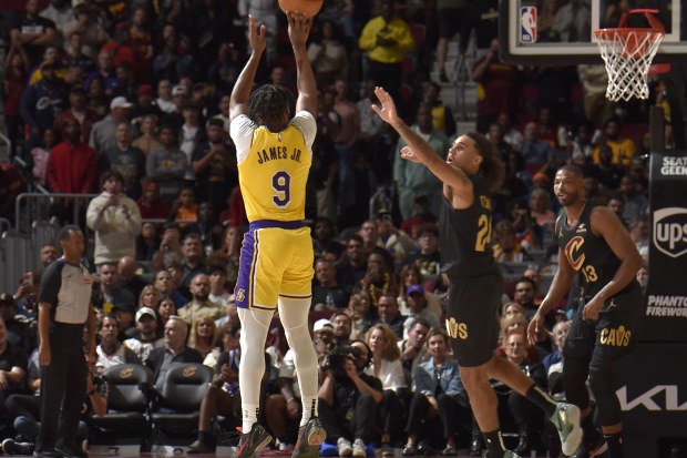 Bronny Jamesas iš Los Andželo „Lakers“ atmuša kamuolį rungtynėse su Klivlando „Cavaliers“.