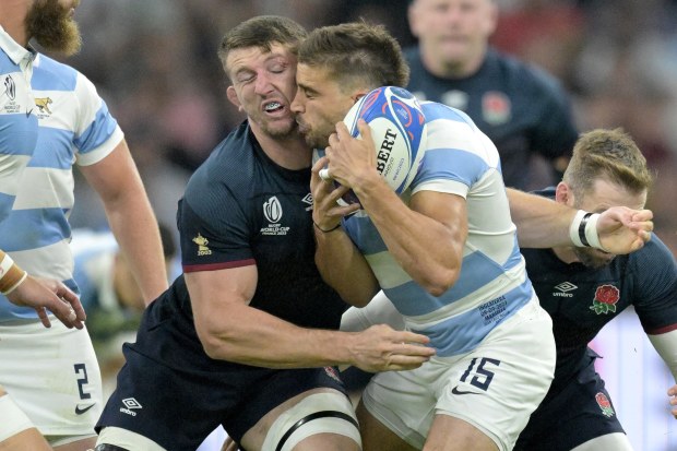 Tom Curry of England makes a dangerous tackle on Juan Cruz Mallia of Argentina, for which he received a yellow card that was upgraded to red.