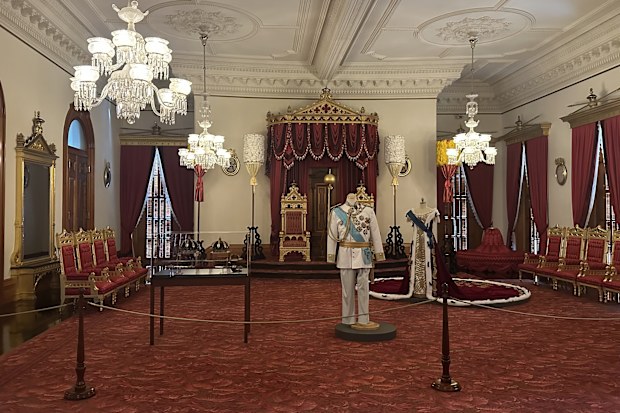 Exploring the ʻIolani Palace on a guided tour