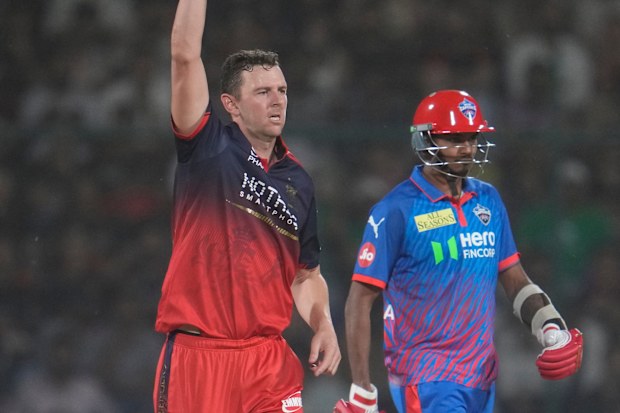 Josh Hazlewood, izquierda, celebra el wicket de Abishek Porel de Delhi Capitals.