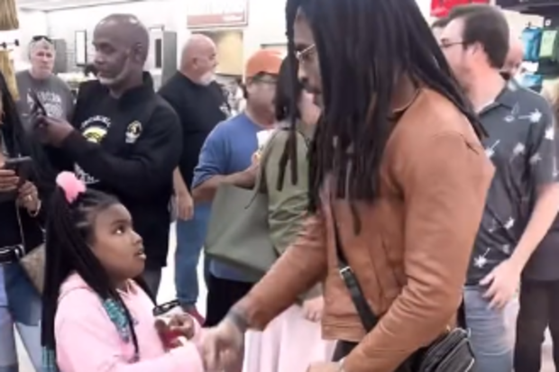 Lenny Kravitz has sent shoppers into a frenzy after visiting a beloved Texas-based convenience store, Buc-ee's. 