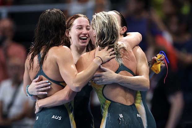 Mollie O'Callaghan, Lani Pallister, Brianna Throssell and Ariarne Titmus of Team Australia celebrate