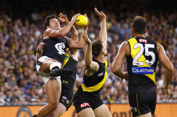 MELBOURNE, AUSTRALIA - MARCH 16: Jack Silvagni of the Blues marks the ball during the round one AFL match between Richmond Tigers and Carlton Blues at Melbourne Cricket Ground, on March 16, 2023, in Melbourne, Australia. (Photo by Daniel Pockett/Getty Images)