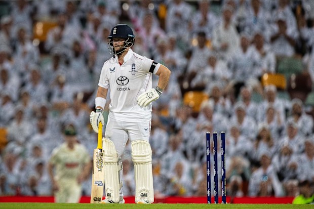 Ben Duckett de Inglaterra reacciona después de jugar a los bolos durante el día 3 del segundo partido de prueba de la serie Ashes 2025/26 entre Australia e Inglaterra en The Gabba el 6 de diciembre de 2025 en Brisbane, Australia. (Foto de Santanu Banik/MB Media/Getty Images)