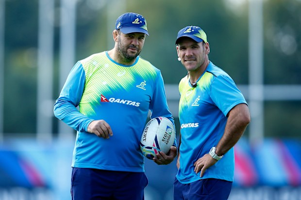Michael Cheika talks with Nathan Grey during a training session in 2015.