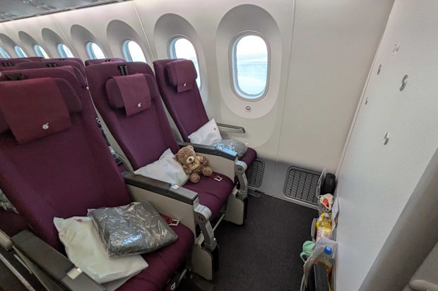 qatar airways economy class bulkhead seat