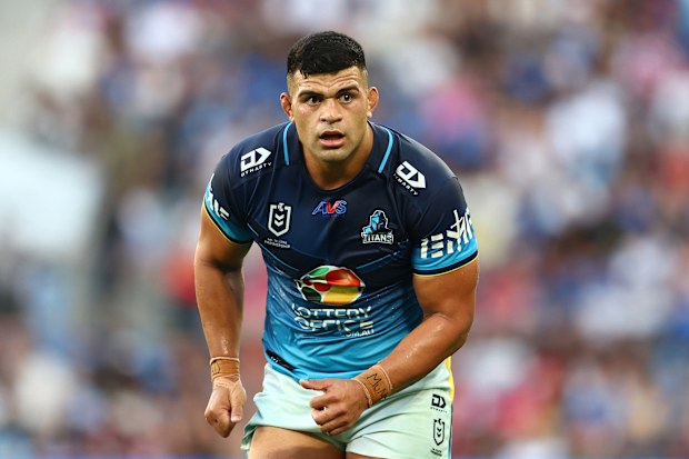 GOLD COAST, AUSTRALIA - 5 DE ABRIL: David Fifita de los Titans observa durante el quinto partido de la NRL entre los Gold Coast Titans y los Dolphins en el Cbus Super Stadium el 5 de abril de 2025 en Gold Coast, Australia. (Foto de Chris Hyde/Getty Images)