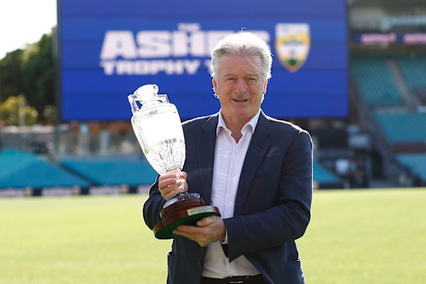 SYDNEY, AUSTRALIA - 5 DE NOVIEMBRE: Steve Waugh presenta el Trofeo MCC Waterford Crystal durante la oportunidad de prensa del Ashes Trophy Tour en el Sydney Cricket Ground el 5 de noviembre de 2025 en Sydney, Australia. (Foto de Brendon Thorne/Getty Images)