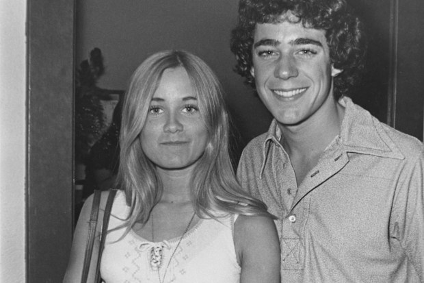 American actors Maureen McCormick and Barry Williams, stars of the US TV sitcom 'The Brady Bunch', circa 1972. (Photo by Darlene Hammond/Archive Photos/Getty Images)