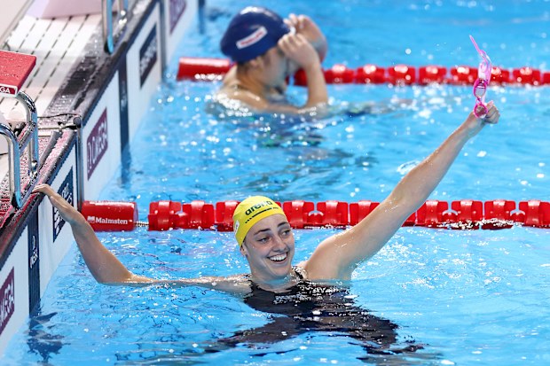 Meg Harris altın madalya kazanmanın sevincini yaşıyor.