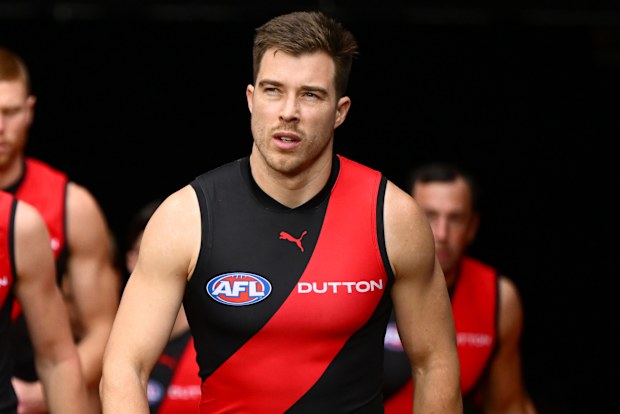 Zach Merrett takımını sahaya çıkarıyor.