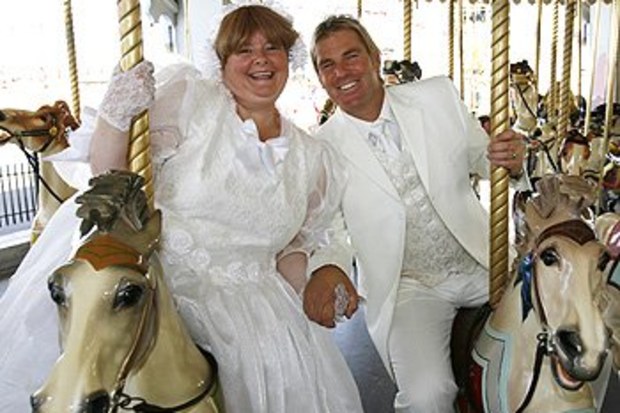 Magda Szubanski (left) and Shane Warne (right) in an episode of Kath & Kim