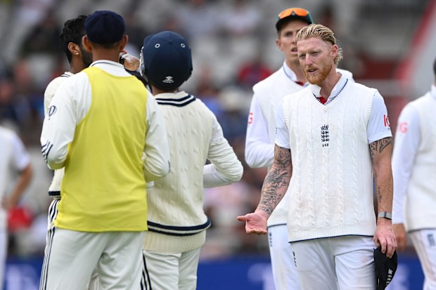 İngiltere kaptanı Ben Stokes, Hindistan batmanı Ravindra Jadeja ile konuşuyor.