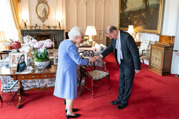 Queen Elizabeth presents Thomas Trotter with the Queen's Medal for Music