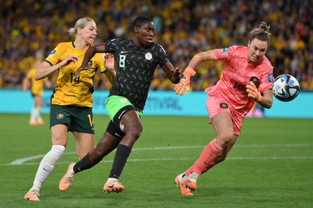 BRISBANE, AUSTRALIA - JULY 27: Asisat Oshoala of Nigeria goes past Alanna Kennedy of Australia and Mackenzie Arnold of Australia on her way to scoring her team's third goal during the FIFA Women's World Cup Australia & New Zealand 2023 Group B match between Australia and Nigeria at Brisbane Stadium on July 27, 2023 in Brisbane, Australia. (Photo by Justin Setterfield/Getty Images)