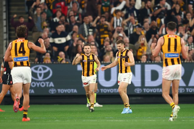MELBOURNE, AUSTRALIA - 30 DE ABRIL: Dylan Moore de los Hawks celebra con sus compañeros de equipo después de marcar un gol con la sirena para que el partido termine en empate durante el octavo partido de la AFL entre Collingwood Magpies y Hawthorn Hawks en el Melbourne Cricket Ground el 30 de abril de 2026 en Melbourne, Australia. (Foto de Robert Cianflone/Getty Images)