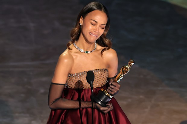  Zoe Saldana accepts the Best Actress In A Supporting Role award for "Emilia Pérez" onstage during the 97th Annual Oscars at Dolby Theatre on March 02, 2025 in Hollywood, California.  