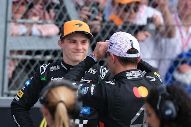 TOWCESTER, UNITED KINGDOM - 2025/07/06: Oscar Piastri ve Lando Norris, Formula One British Grand Prix sırasında Silverstone'da McLaren F1 Takımı'ndan.