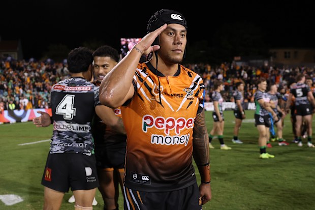 SYDNEY, AUSTRALIA - 23 DE ABRIL: Jarome Luai de los Wests Tigers celebra después de ganar el octavo partido de la NRL entre los Wests Tigers y los Canberra Raiders en Leichhardt Oval el 23 de abril de 2026 en Sydney, Australia. (Foto de Cameron Spencer/Getty Images)