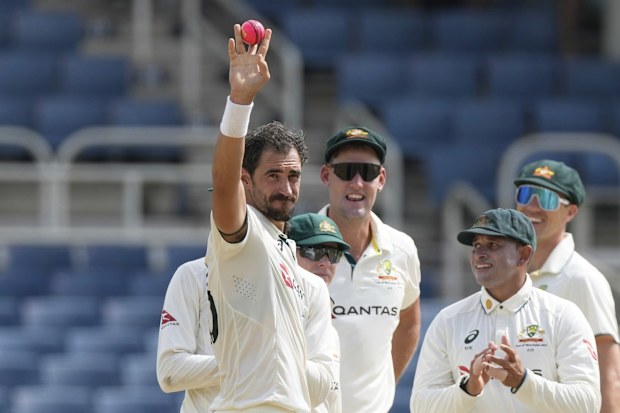 Mitchell Starc, 400. Test wicket'ını kutluyor.