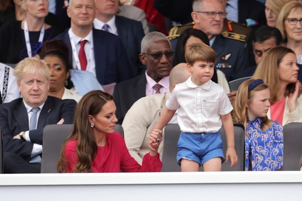 (L) Prime Minister Boris Johnson, Catherine, Duchess of Cambridge holds hands with Prince Louis of Cambridge during the Platinum Pageant on June 05, 2022 in London, England.  