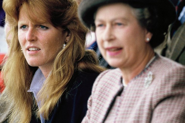 Sarah, Duchess of York (L), and Queen Elizabeth II in 1990 ca. in London, England.  (Photo by Georges De Keerle/Getty Images)