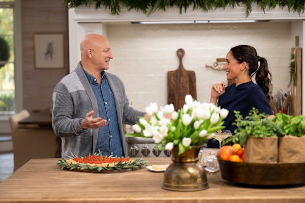 With Love, Meghan: Holiday Celebration. (L to R) Tom Colicchio, Meghan Sussex in With Love, Meghan: Holiday Celebration. Cr. Jake Rosenberg/Netflix © 2025