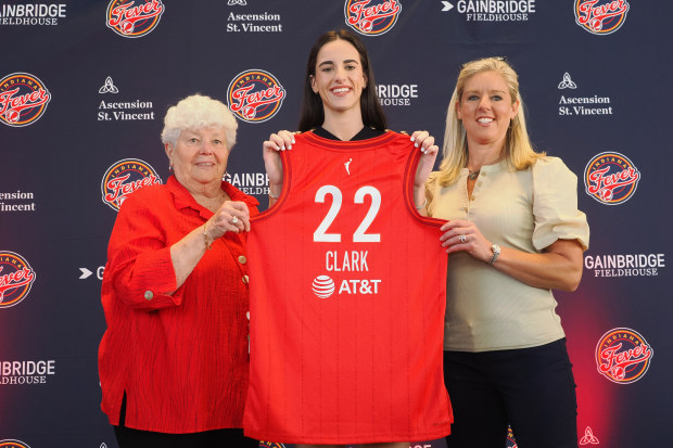 Caitlin Clark of the Indiana Fever poses for a photo with Lin Dunn and Christie Sides during her introductory press conference 