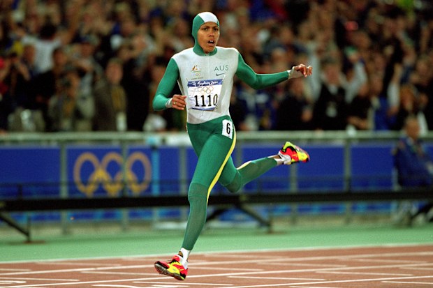 Cathy Freeman cruza a linha de chegada para ganhar o ouro nos 400 metros nas Olimpíadas de Sydney 2000.