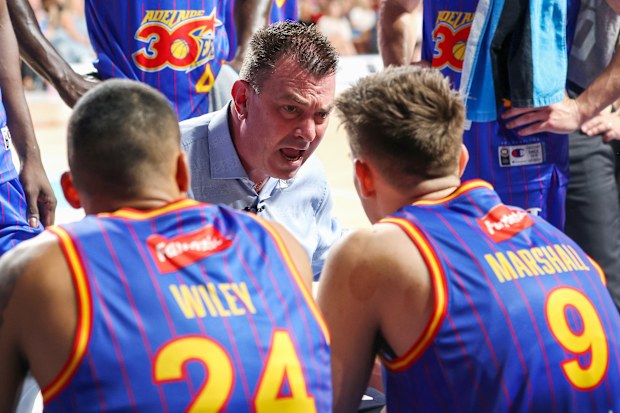 Scott Ninnis speaks to his 36ers players in January, 2024.