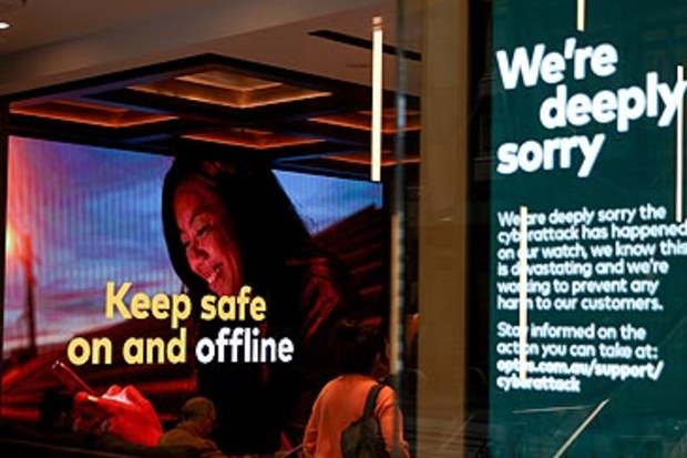 Optus shopfront with apology in window (Getty)