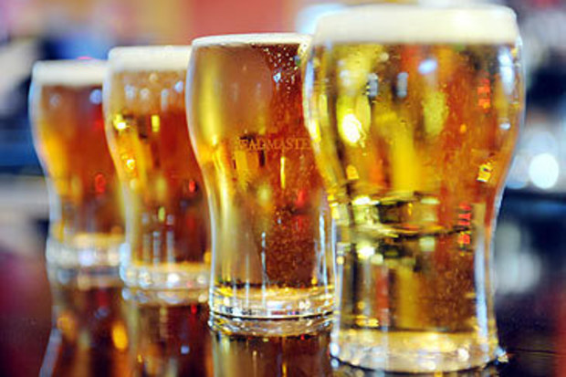 Row of middies on bar at Sydney pub (Adam Hollingworth/Nine)