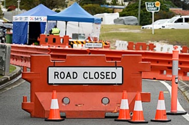 Temporary border barrier in Coolangatta (Getty)