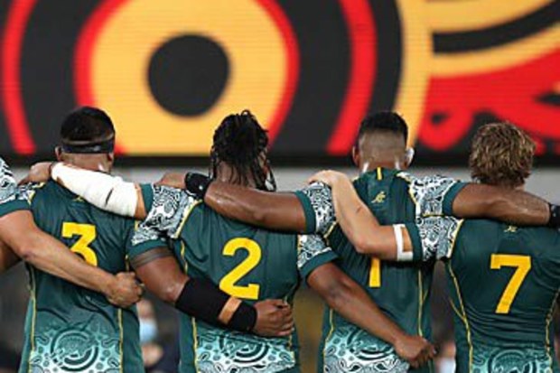 Backs of Wallabies singing Australian national anthem (Getty)