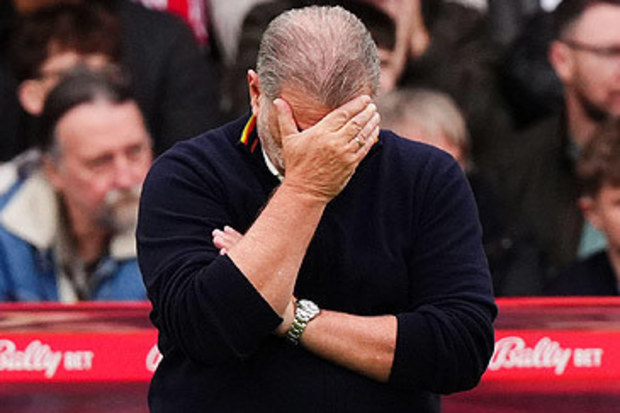 Ange Postecoglou'nun Nottingham Forest FC maçında çaresizlikle başını tutması