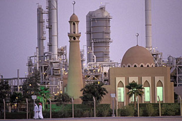 Oil refinery and mosque in Saudi Arabia (Getty)